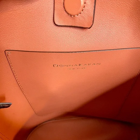 Donna Karan Adan Bucket Bag 100% Leather Pockets & Interior w/ Adjustable Strap - Picture 9 of 13